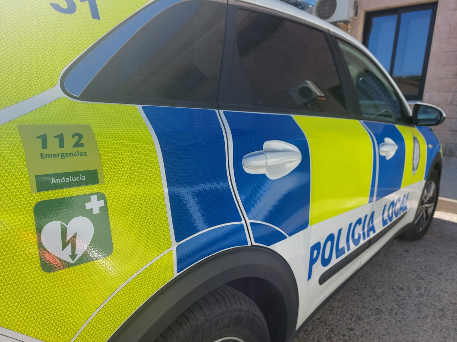 Un ciudadano y un policía local salvan la vida a un hombre de 79 años en Algeciras