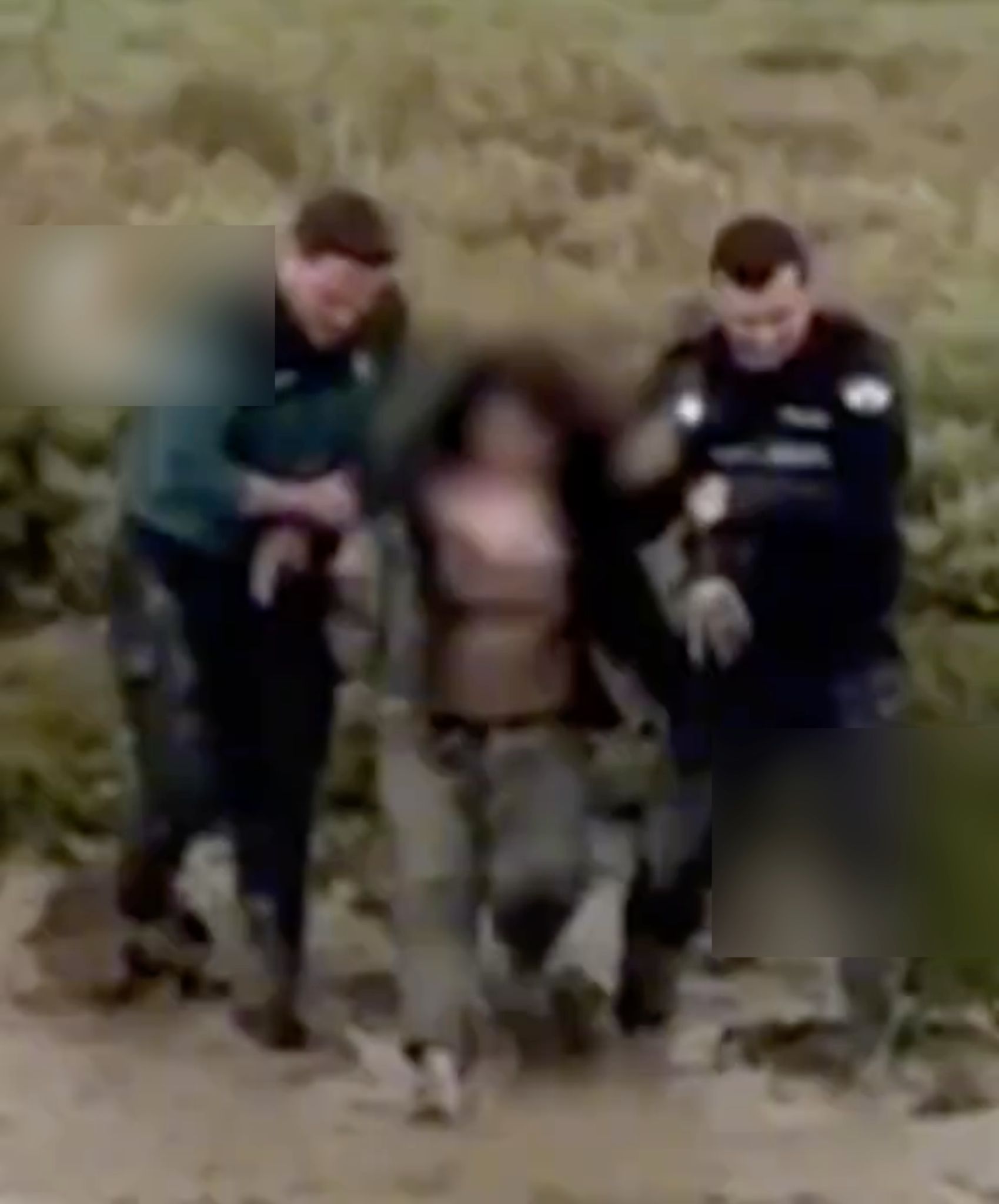 Rescatan a una mujer atrapada en el lodo en la ribera de Cartaya (Huelva)