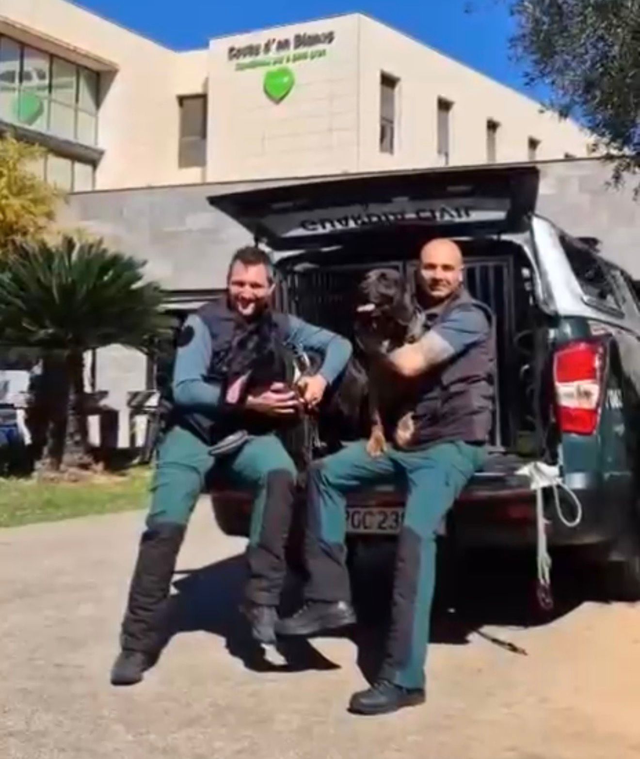 El Grupo Cinológico de la Guardia Civil lleva sonrisas a una residencia de mayores en Baleares