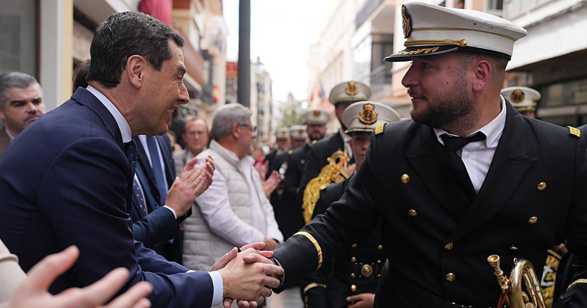 Detenido en Cabra un hombre tras increpar a Juanma Moreno durante su visita a la Semana Santa
