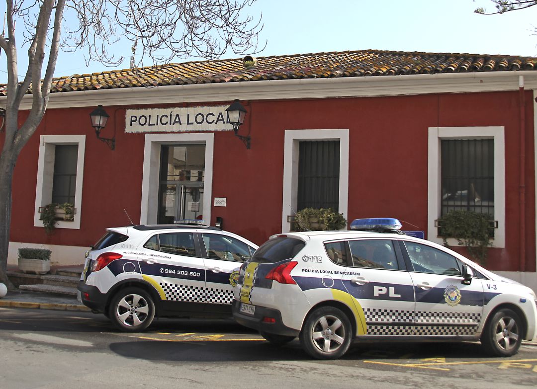 Un agente de Policía Local se lanza al mar para rescatar a un menor en apuros en Benicàssim