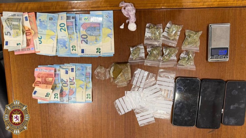 LA POLICÍA LOCAL DE LEÓN DETIENE A DOS HOMBRES CON DROGA, UN MACHETE DE MEDIO METRO Y MATERIAL DE DISTRIBUCIÓN