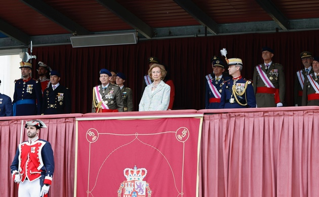 La Reina Sofía preside la Jura de Bandera de más de 350 civiles en el acuartelamiento de la Guardia Real