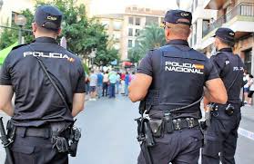 LA POLICÍA NACIONAL EVITA UNA TRAGEDIA EN LUGO TRAS REDUCIR A UNA MUJER QUE INTENTABA ARROJARSE POR LA VENTANA